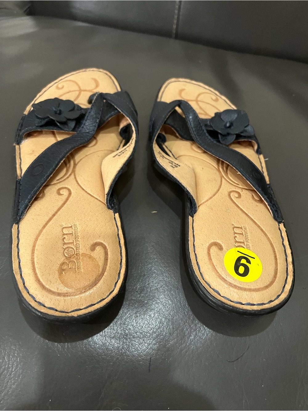(NEW) Born Women's black size 9 M thong slippers - Picture 2 of 4